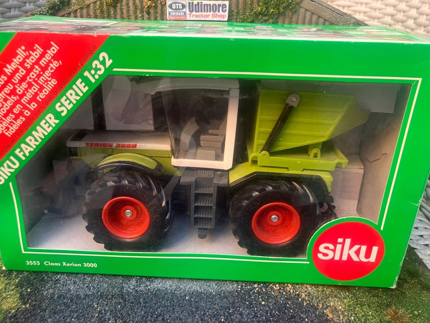 Siku Claas xerion 3000 Tractor 1:32 BOXED Image 5