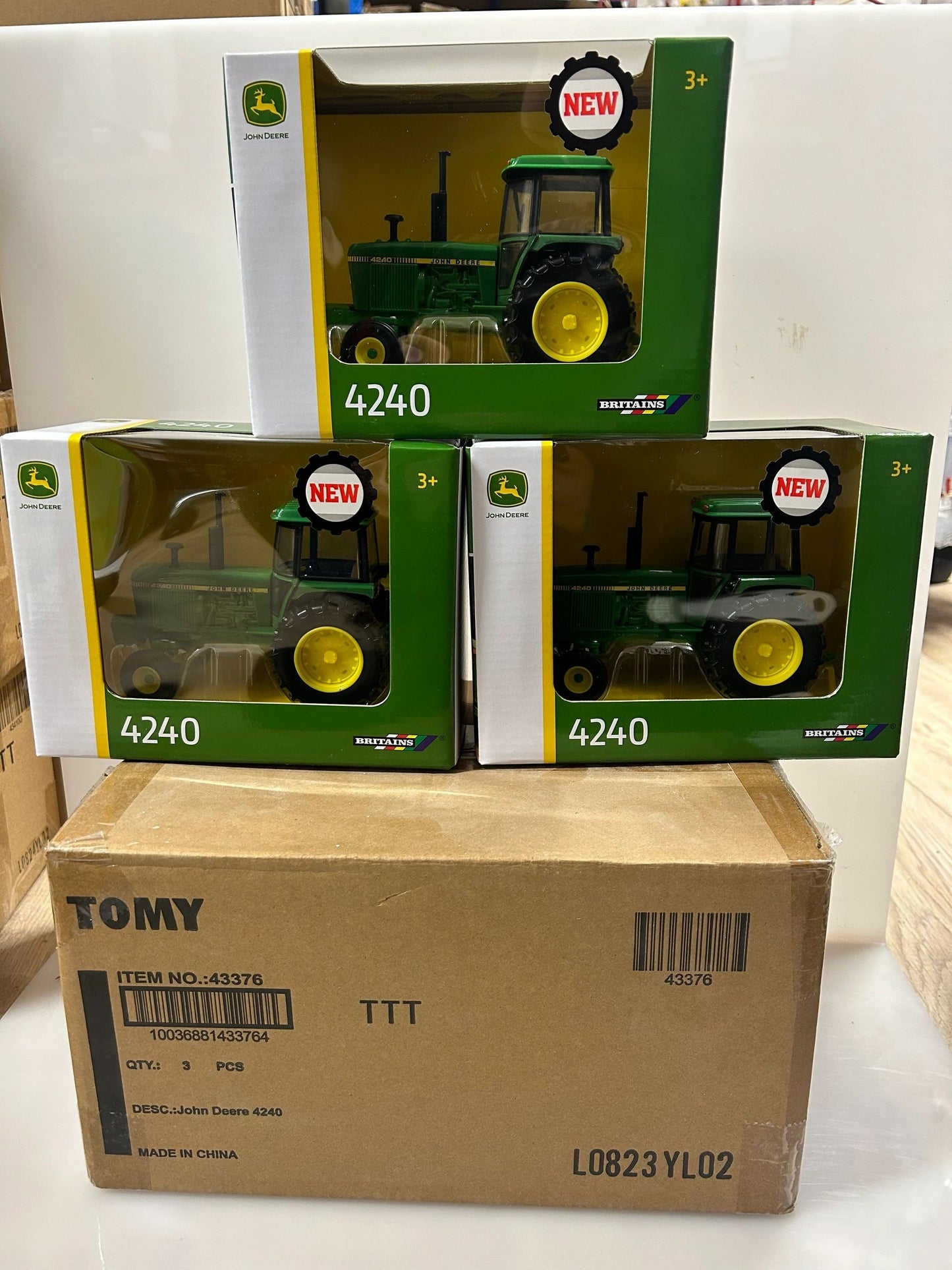 TRADE BOX 3 X 43376 Britains John Deere 4240 tractor 1:32 scale New Sealed Image