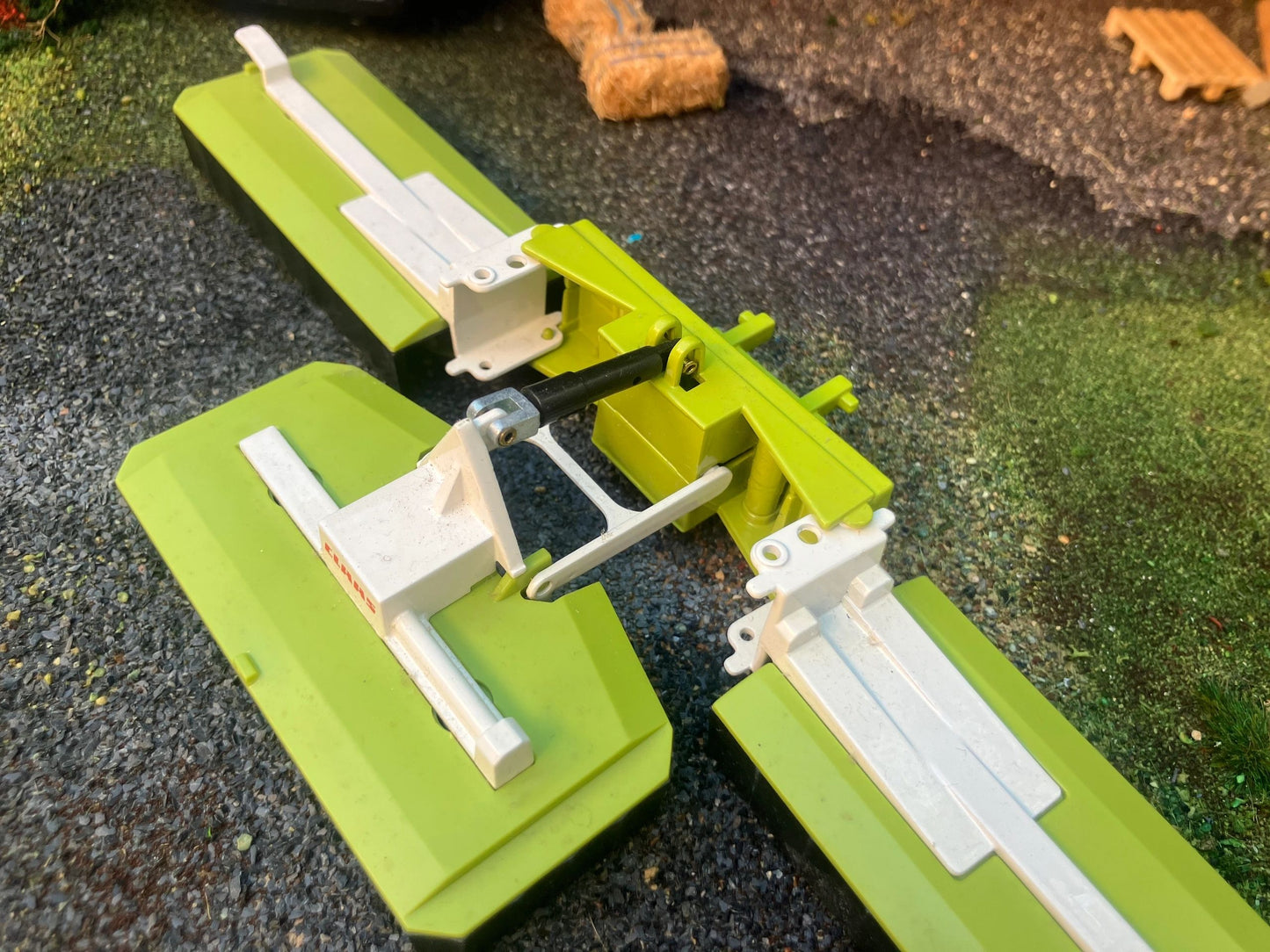 Triple Mower Set 1:32 scale boxed Siku 2265 Image 3