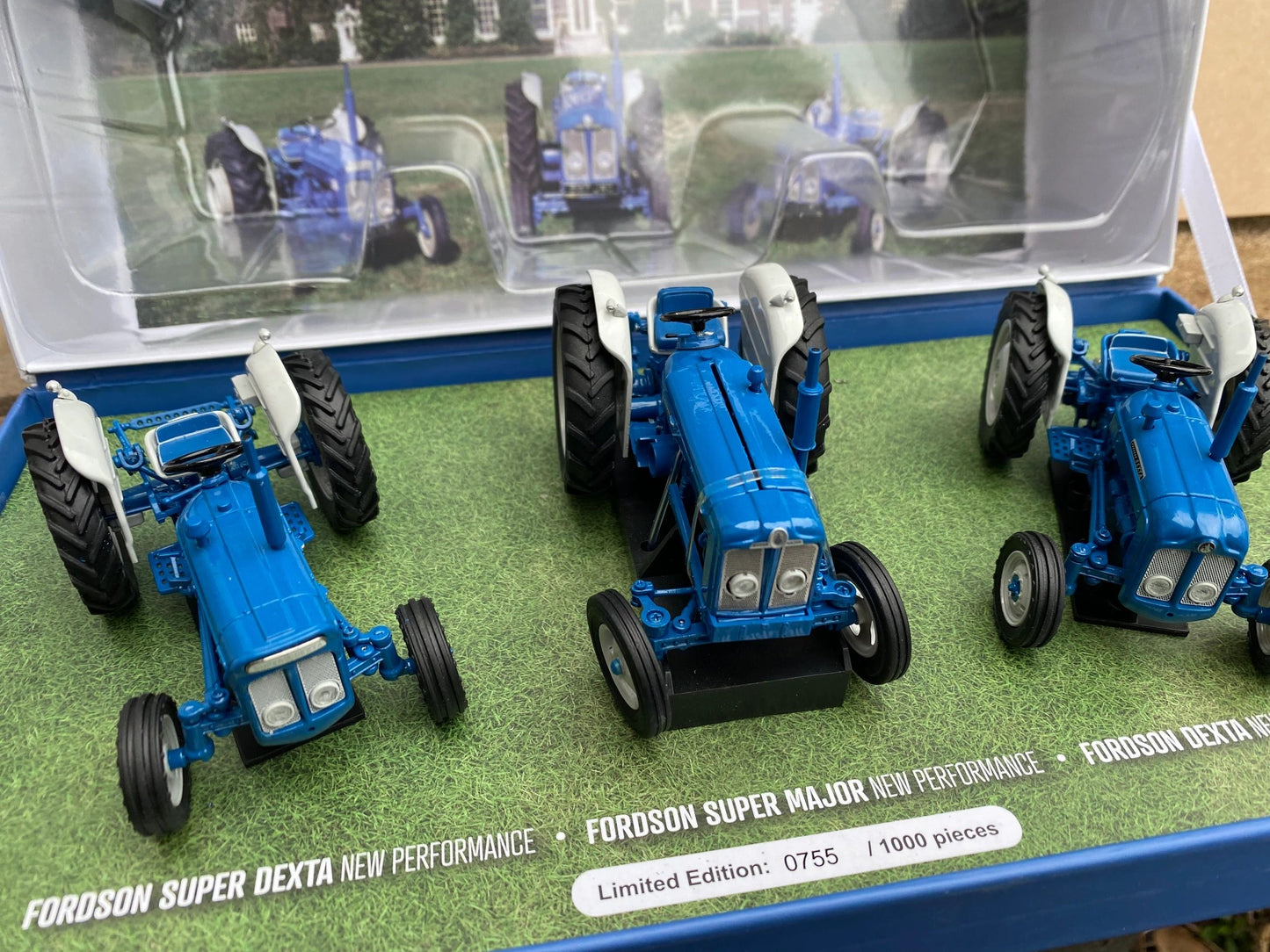 UH6376 Universal Hobbies Fordson Dexta Major 3 model SET 1:32 scale Limited Edition Image 2