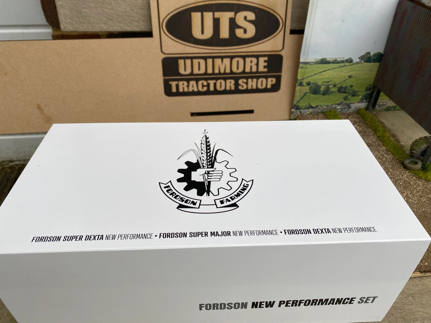 UH6376 Universal Hobbies Fordson Dexta Major 3 model SET 1:32 scale Limited Edition Image 3