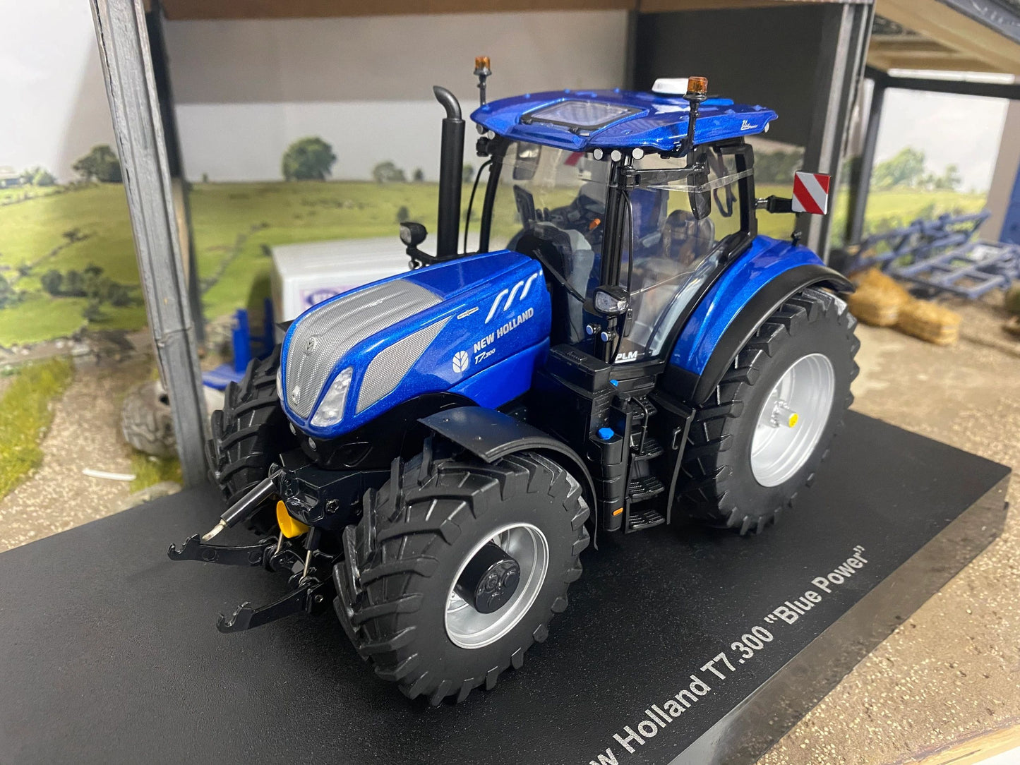 UH6491 Universal Hobbies New Holland T7.300 Blue Power Tractor 1:32 scale Boxed Image 4