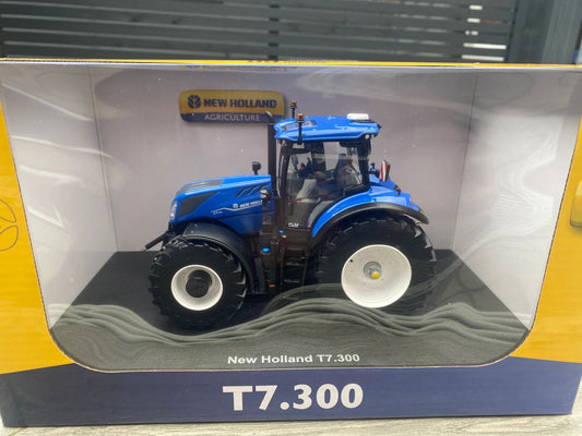 UH6604 Universal Hobbies New Holland T7.300 Auto Command Tractor 1:32 scale Boxed Image 2