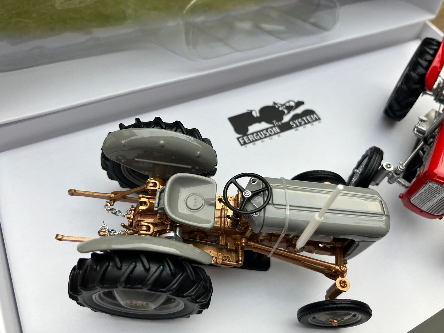 UH7125 Universal Hobbies Ferguson FE35 and Massey Ferguson 35 model SET 1:32 scale Limited Edition Image 4
