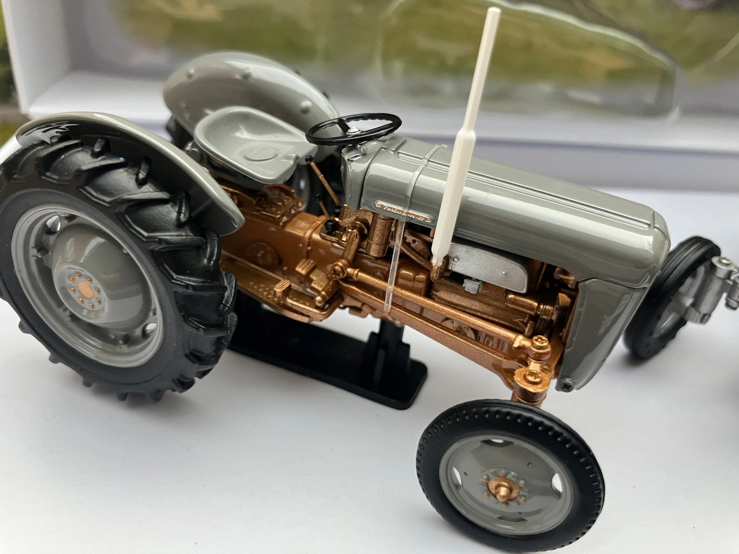 UH7125 Universal Hobbies Ferguson FE35 and Massey Ferguson 35 model SET 1:32 scale Limited Edition Image 5