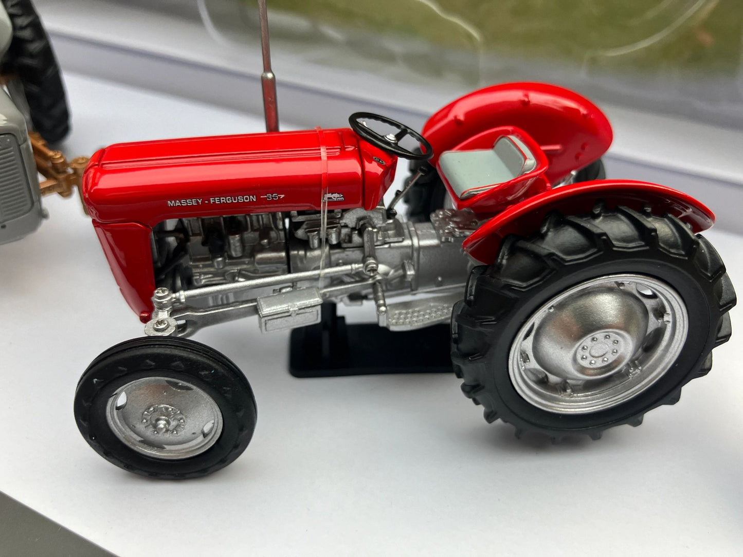 UH7125 Universal Hobbies Ferguson FE35 and Massey Ferguson 35 model SET 1:32 scale Limited Edition Image 6