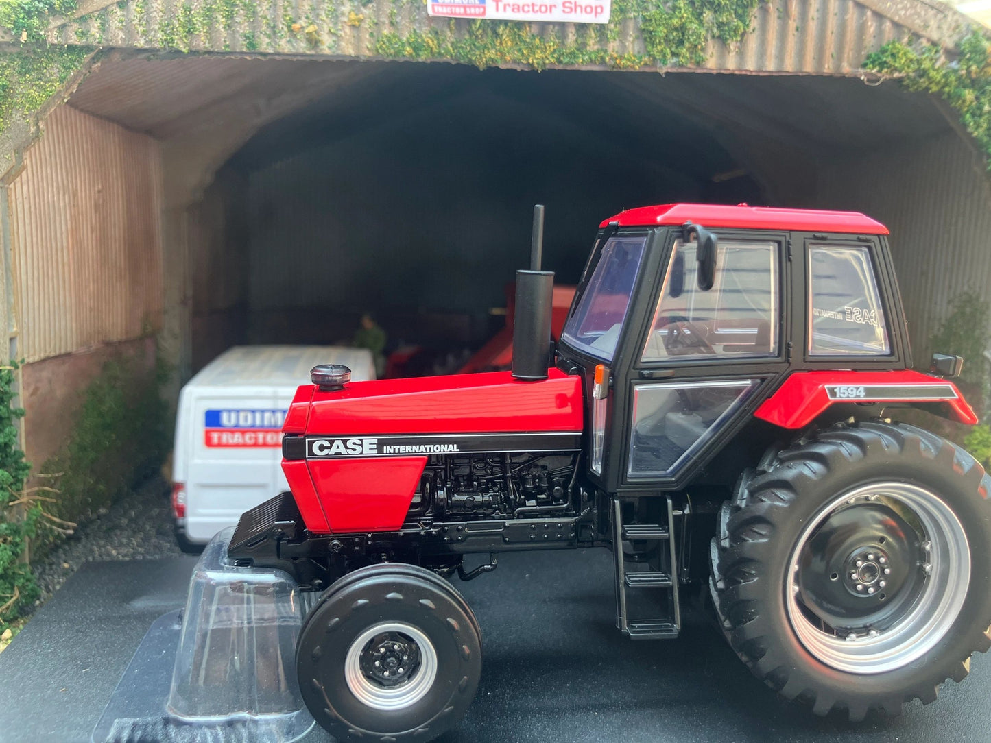 Universal Hobbies CASE International 1594 2wd Tractor BOXED 1:32 scale UH6759 Image 2