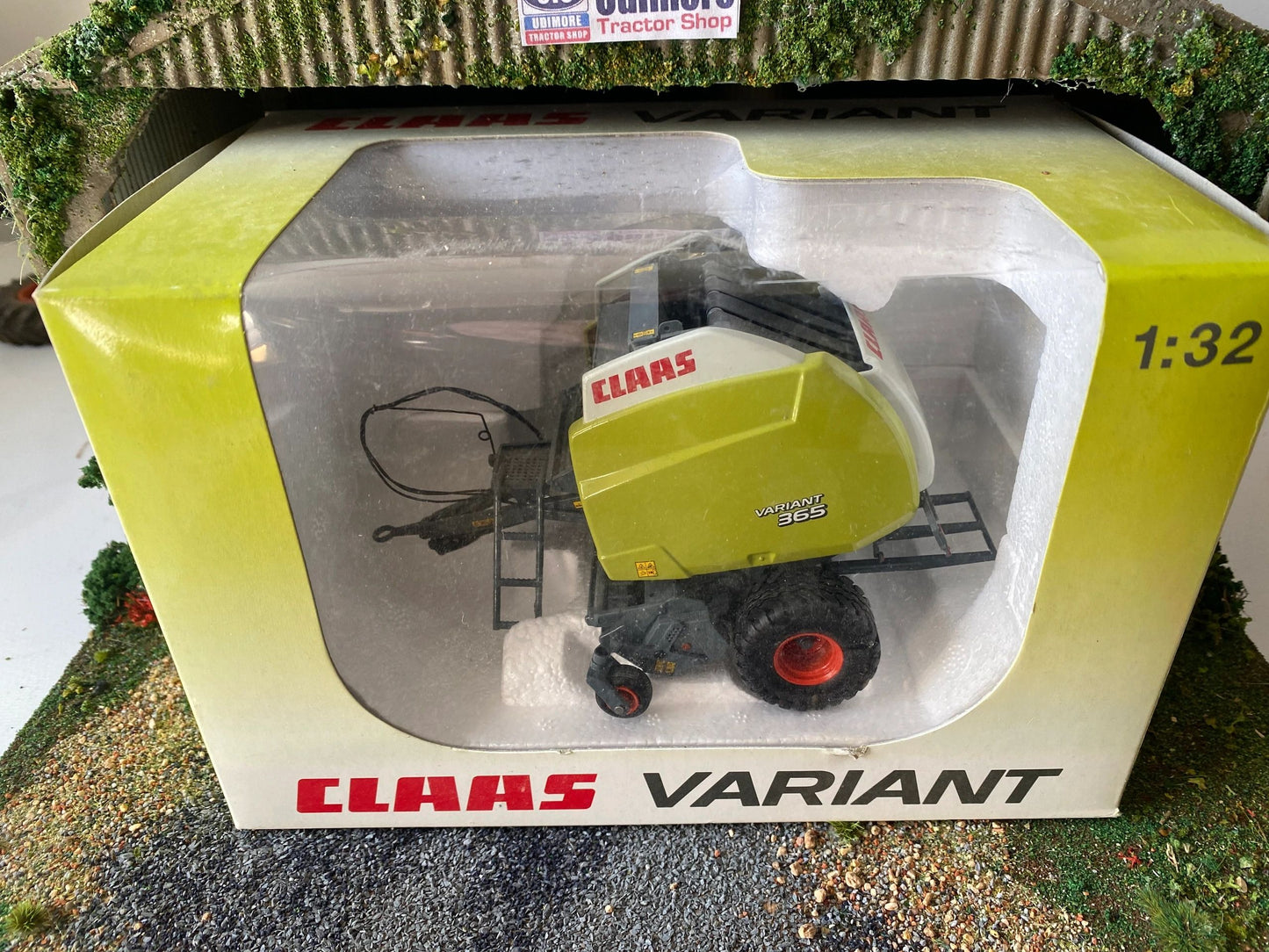 Universal Hobbies Claas Variant 365 baler 1:32 BOXED Image