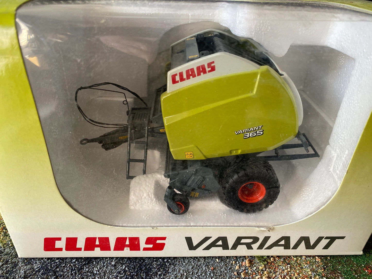 Universal Hobbies Claas Variant 365 baler 1:32 BOXED Image 2