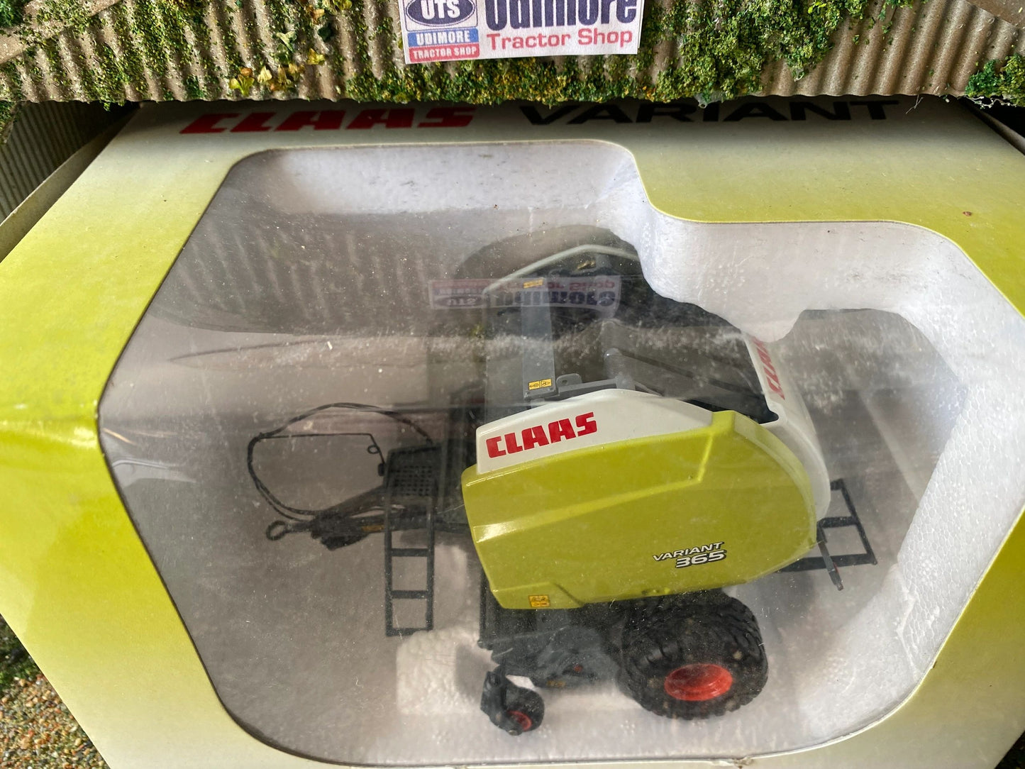 Universal Hobbies Claas Variant 365 baler 1:32 BOXED Image 3