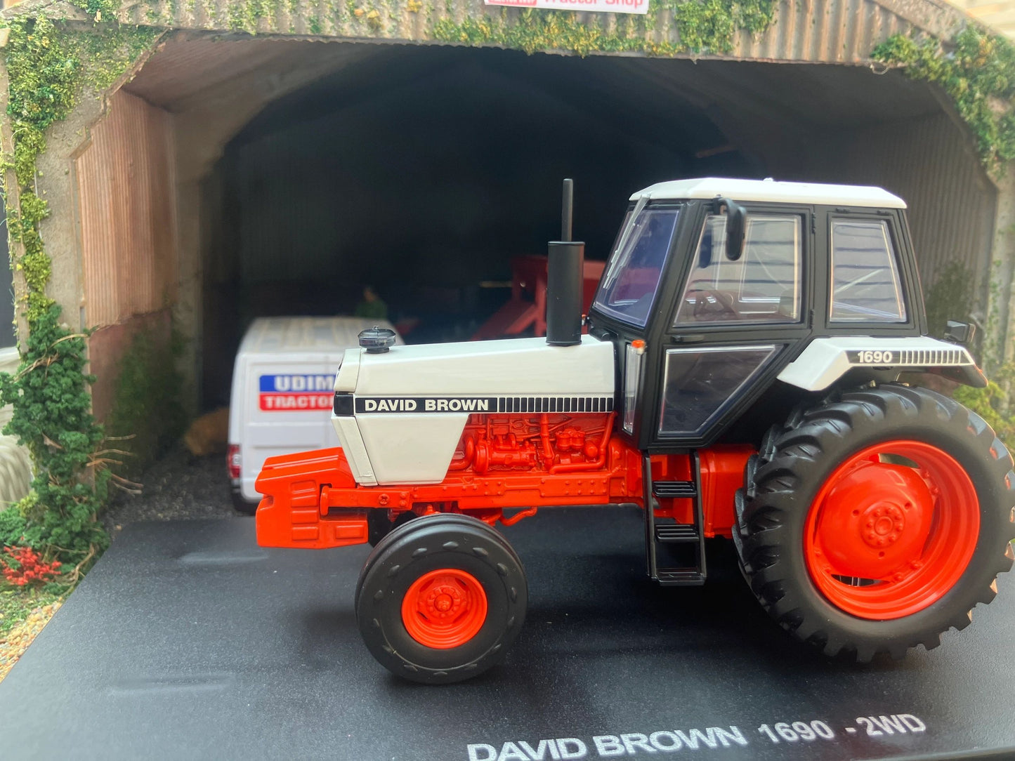 Universal Hobbies David Brown 1690 2wd Tractor BOXED 1:32 scale UH6754 Image 3