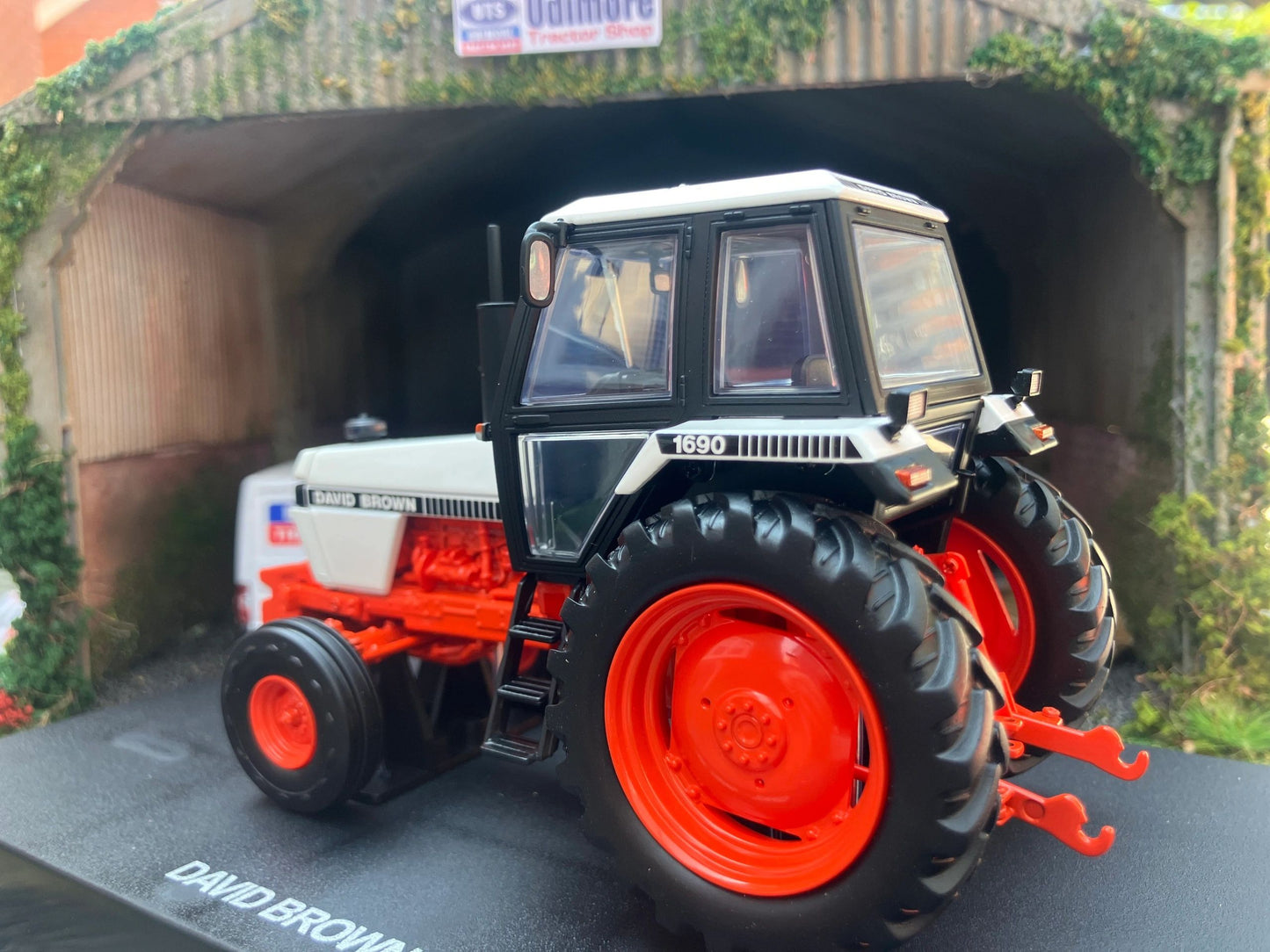 Universal Hobbies David Brown 1690 2wd Tractor BOXED 1:32 scale UH6754 Image 4