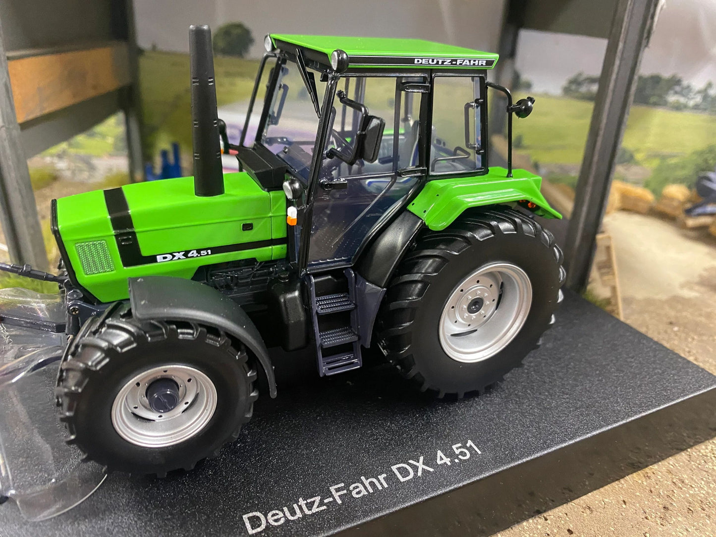 Universal Hobbies Deutz DX 4.51 1989 Tractor BOXED 1:32 scale UH4905 Image 4