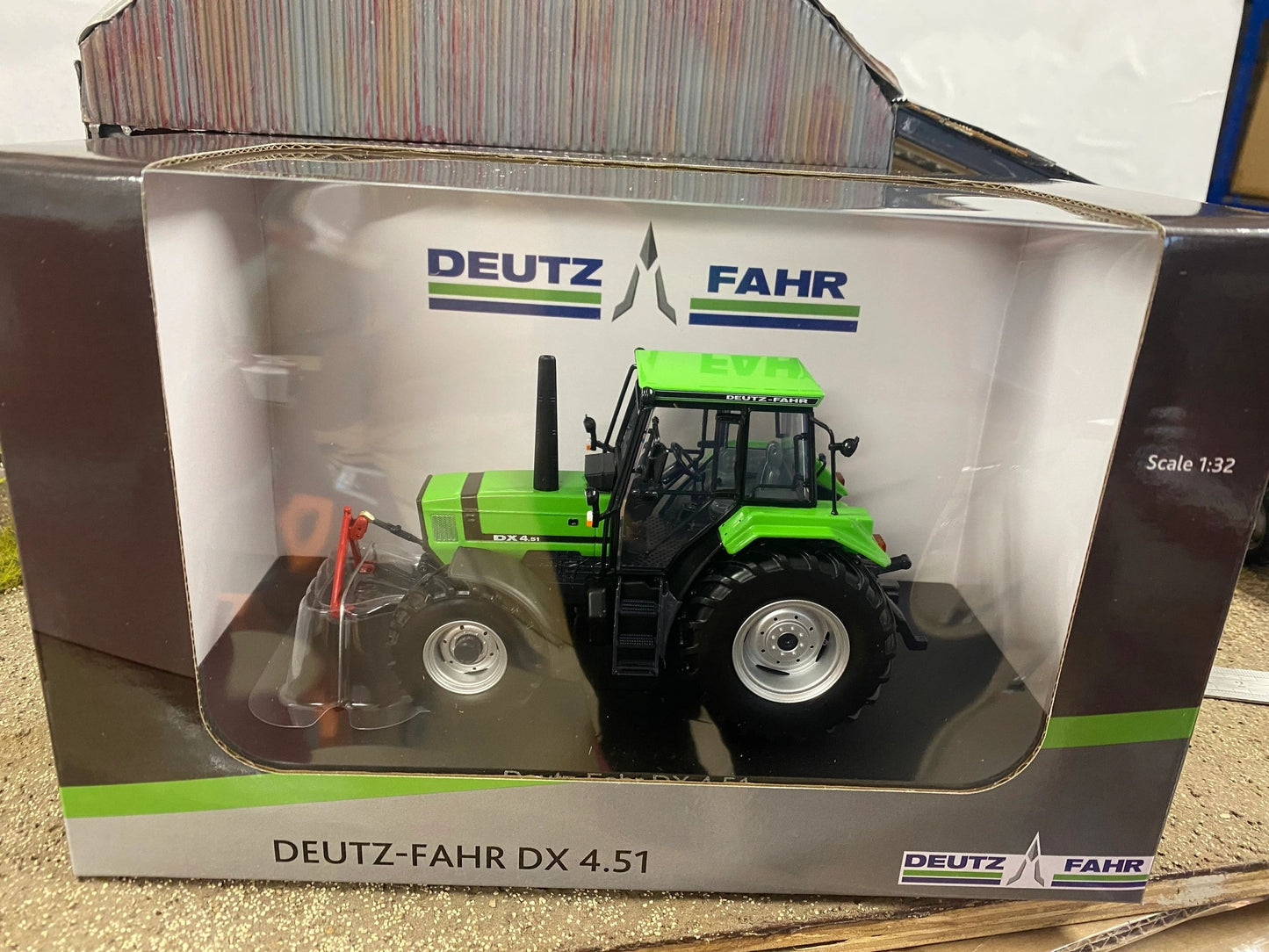 Universal Hobbies Deutz DX 4.51 1989 Tractor BOXED 1:32 scale UH4905 Image 7