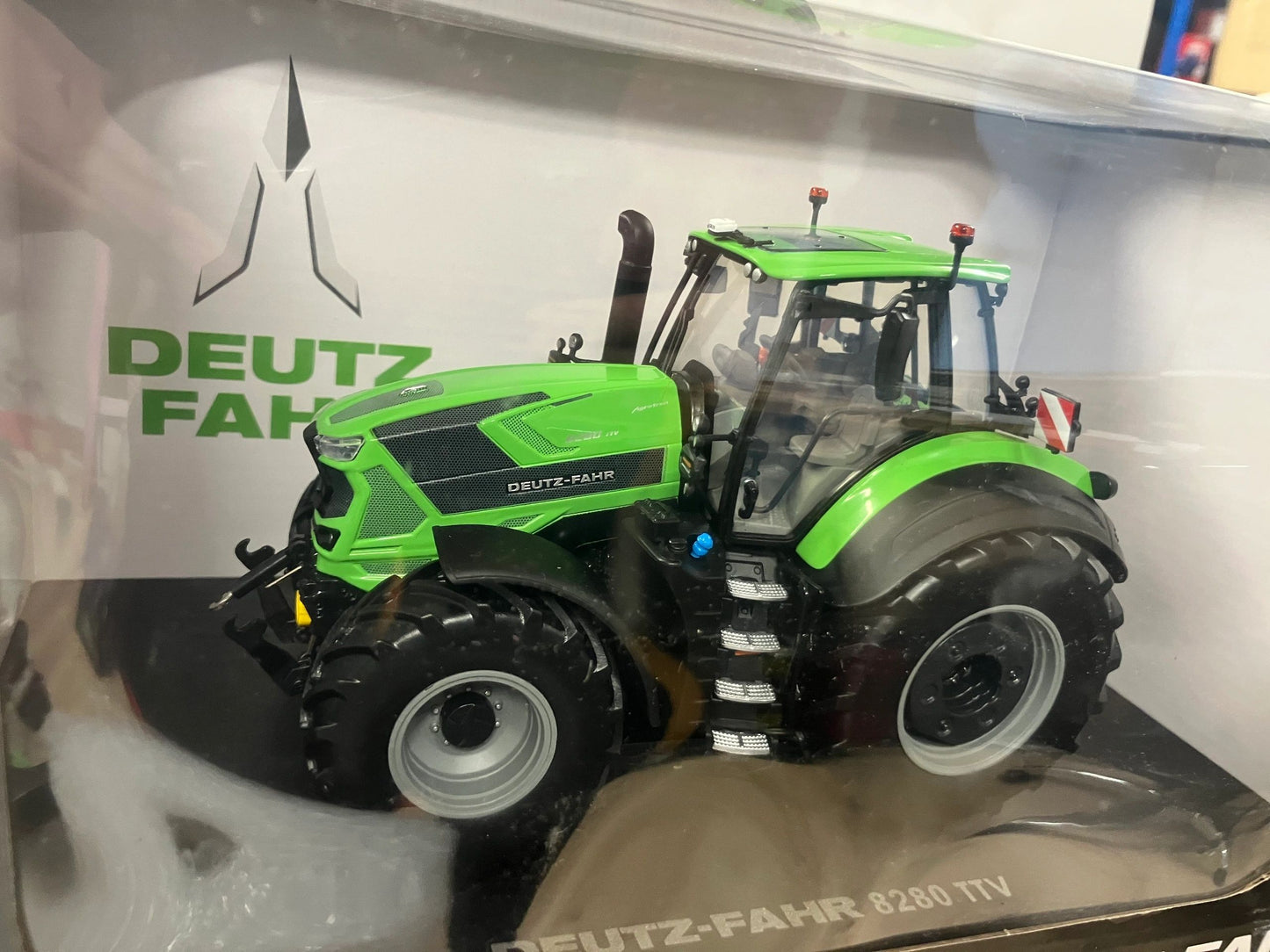 Universal Hobbies Deutz-Fahr 8280 TTV Tractor 1:32 scale Boxed Image 3