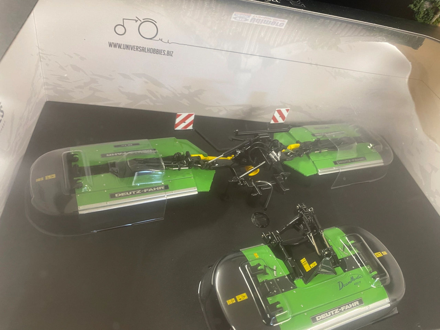 Universal Hobbies Deutz Fahr Drum Master 431F triple mowers BOXED 1:32 scale UH2834 Image 3