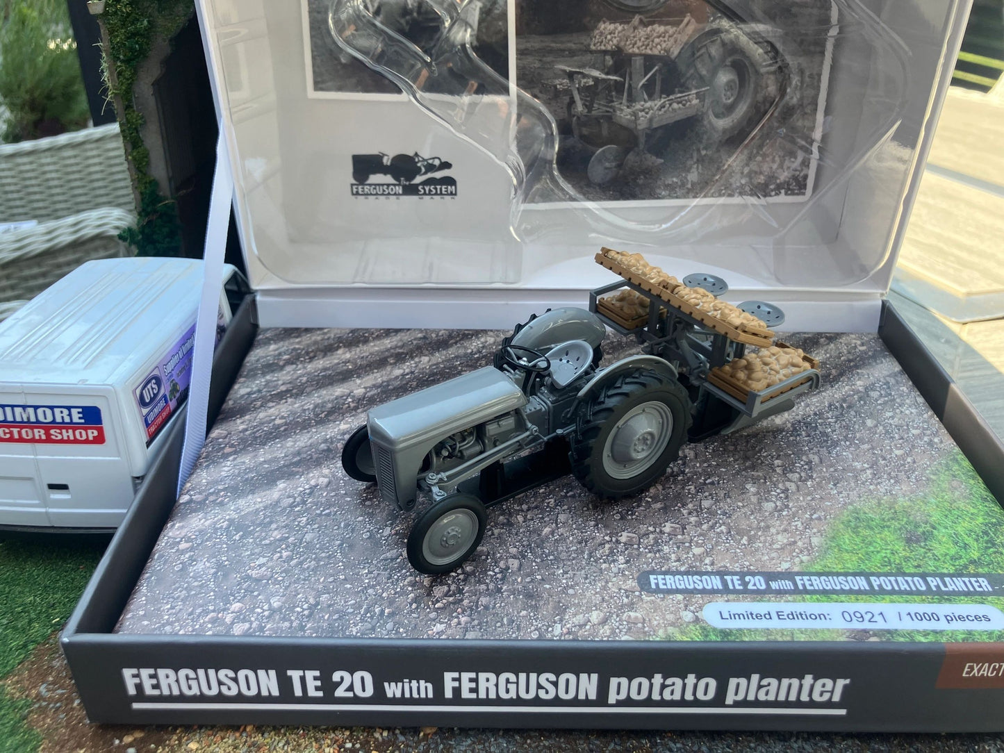 Universal Hobbies Ferguson TE20 Tractor Potato planter set 1:32 scale UH7127 Image