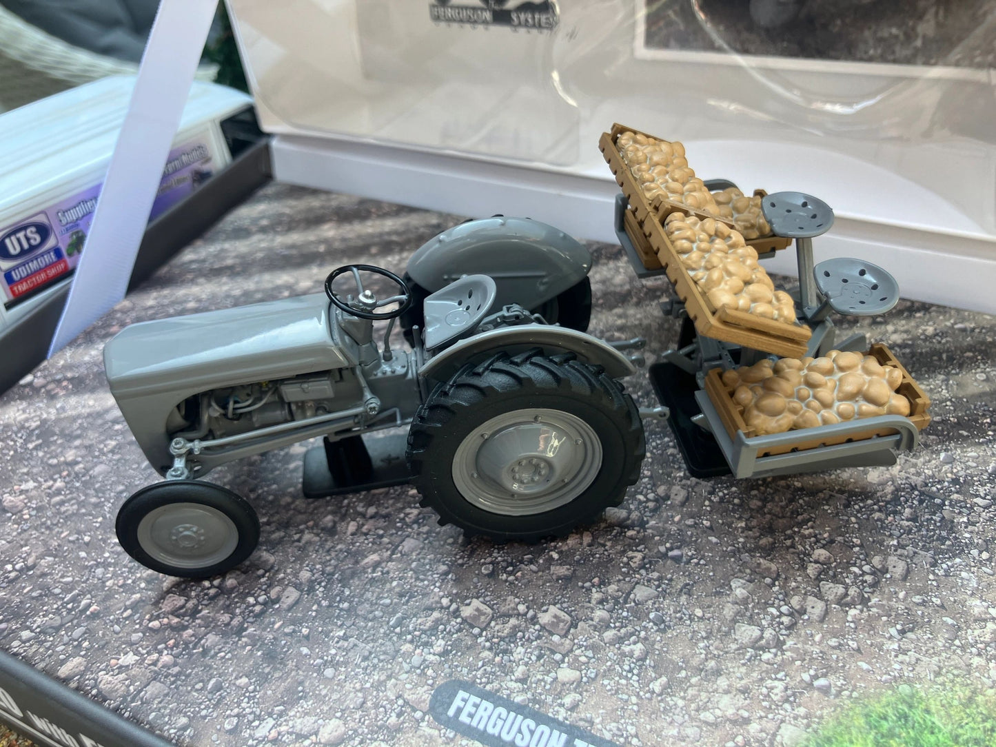 Universal Hobbies Ferguson TE20 Tractor Potato planter set 1:32 scale UH7127 Image 3