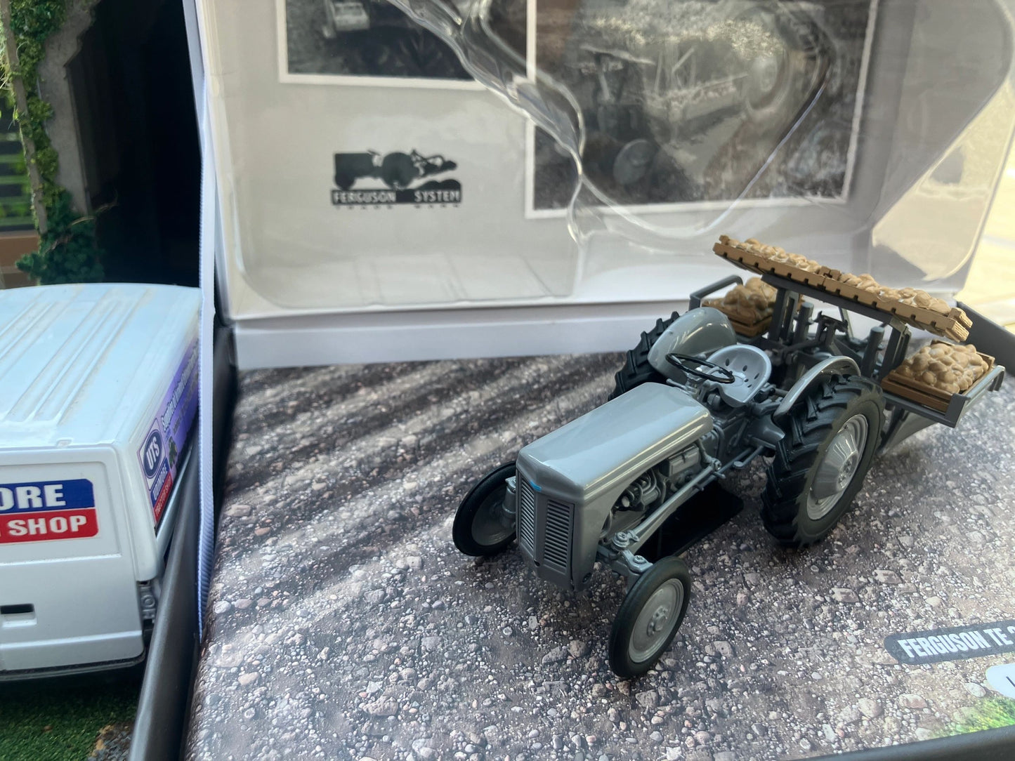 Universal Hobbies Ferguson TE20 Tractor Potato planter set 1:32 scale UH7127 Image 5