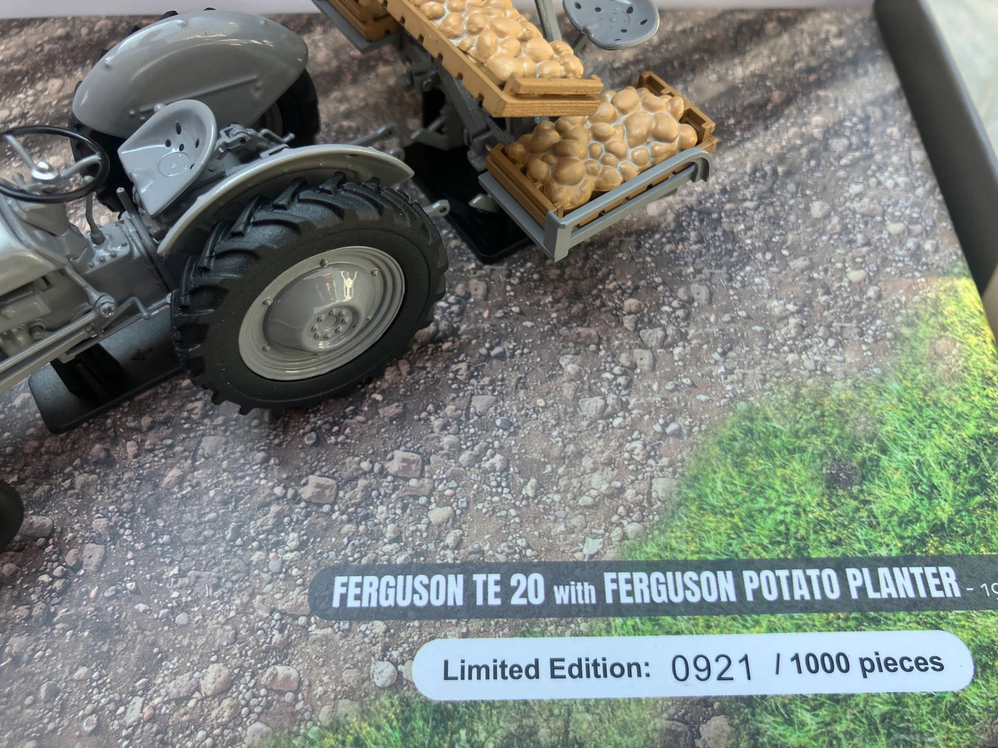 Universal Hobbies Ferguson TE20 Tractor Potato planter set 1:32 scale UH7127 Image 6