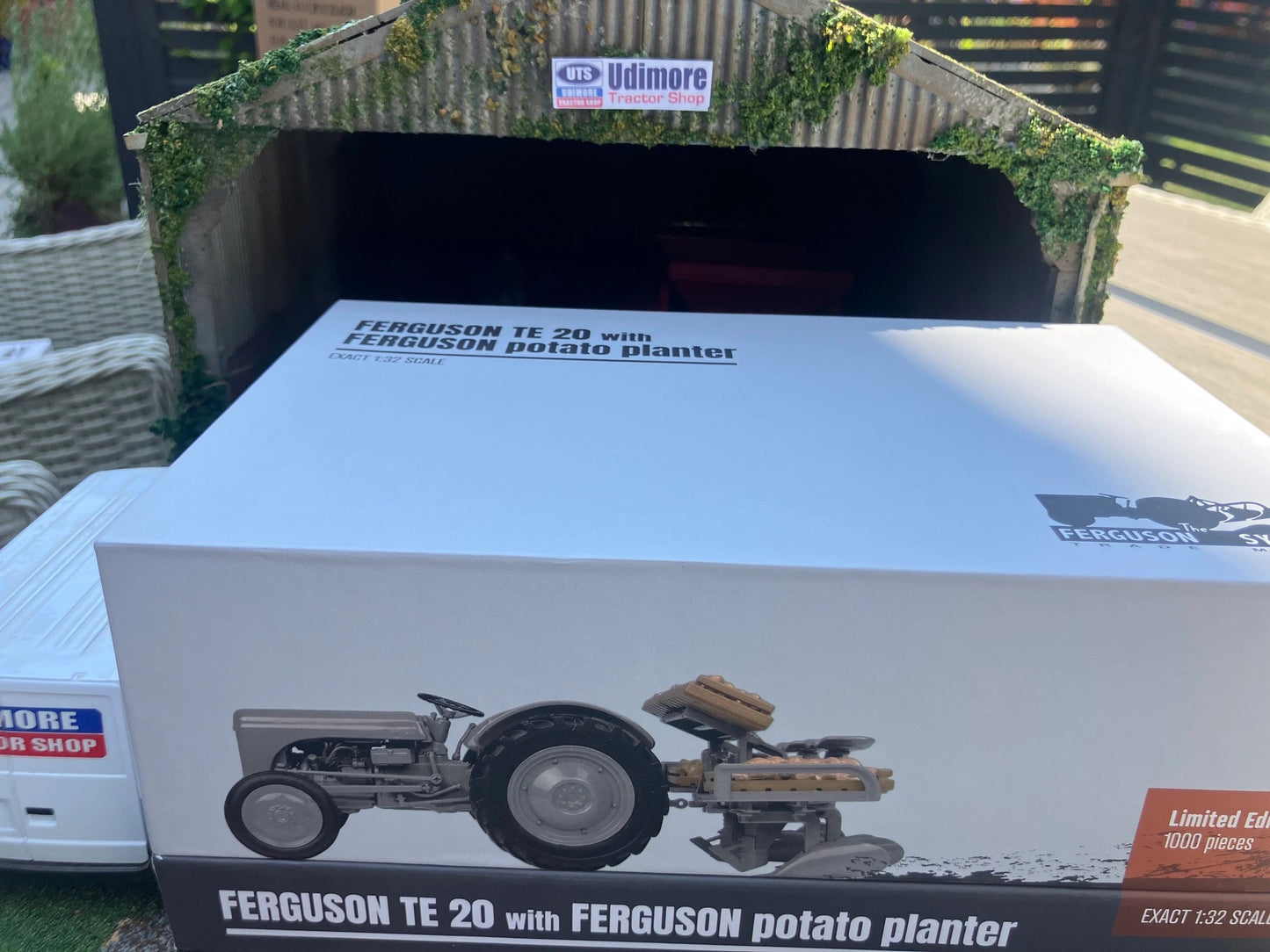 Universal Hobbies Ferguson TE20 Tractor Potato planter set 1:32 scale UH7127 Image 7