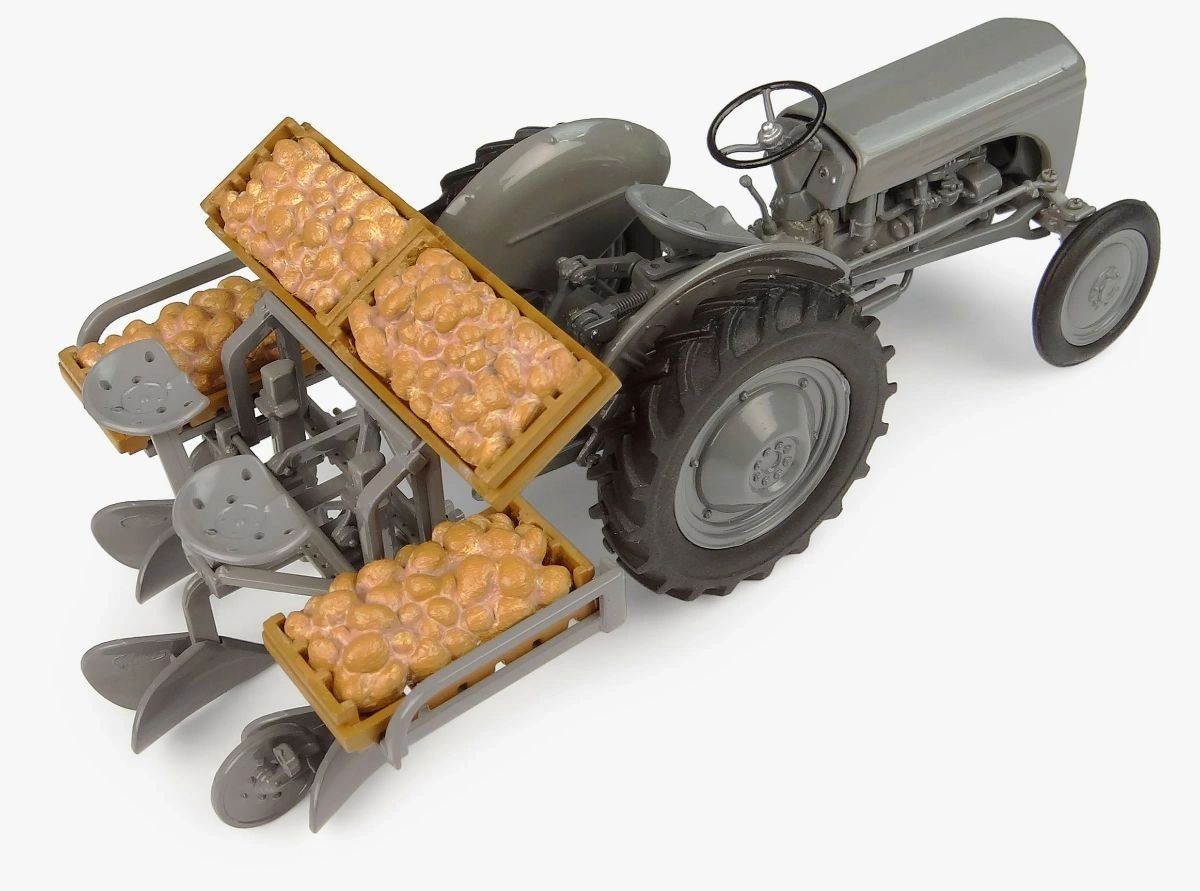 Universal Hobbies Ferguson TE20 Tractor Potato planter set 1:32 scale UH7127 Image 8