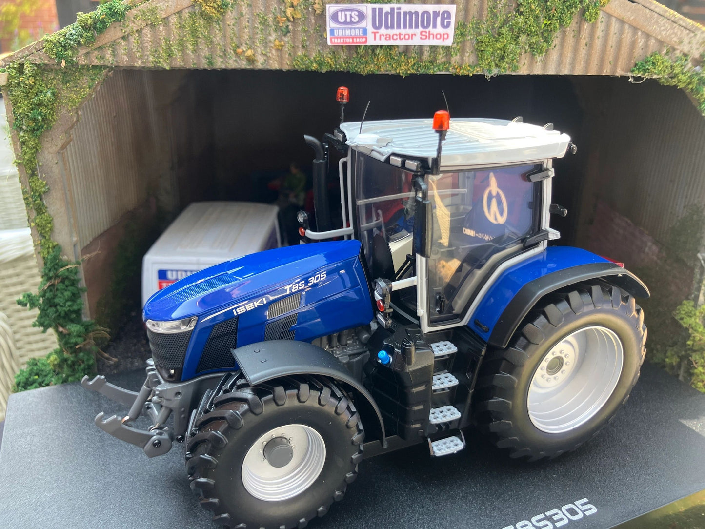 Universal Hobbies Iseki Big T T8S305 Tractor BOXED 1:32 scale UH6807 Image 3