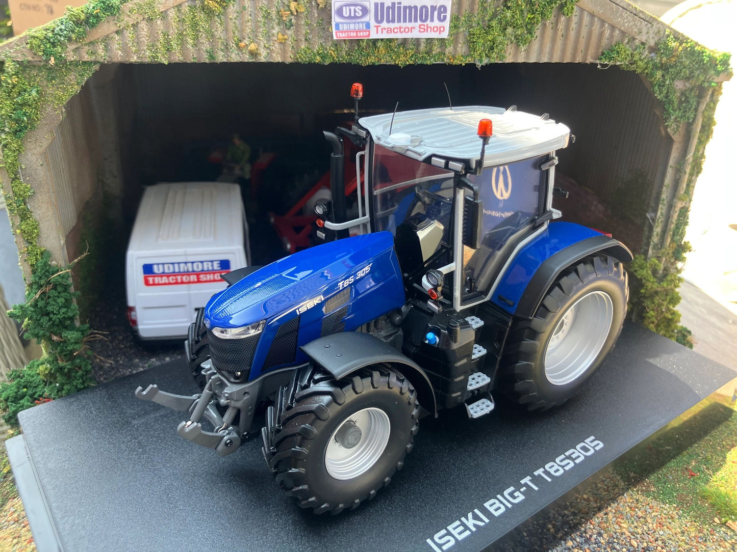 Universal Hobbies Iseki Big T T8S305 Tractor BOXED 1:32 scale UH6807 Image 5