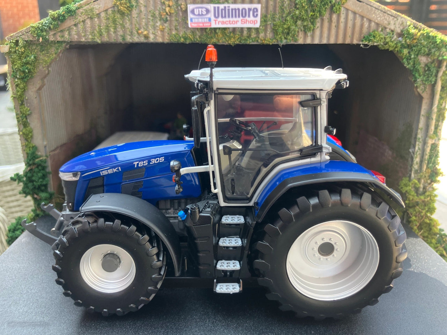 Universal Hobbies Iseki Big T T8S305 Tractor BOXED 1:32 scale UH6807 Image 6