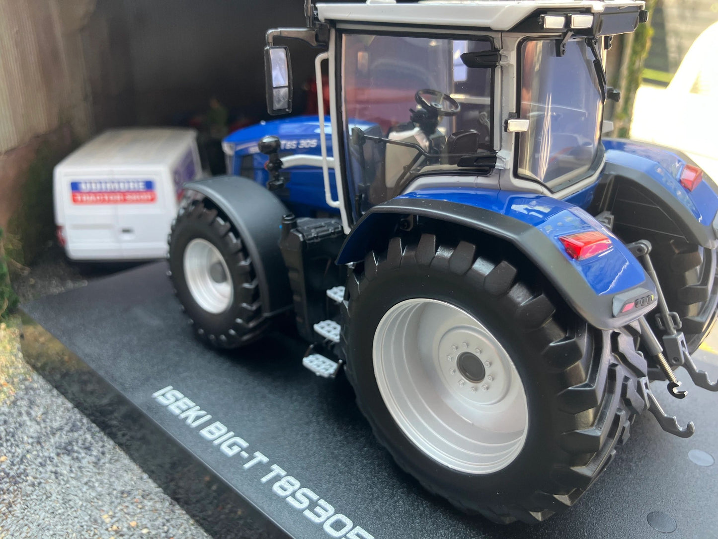 Universal Hobbies Iseki Big T T8S305 Tractor BOXED 1:32 scale UH6807 Image 8