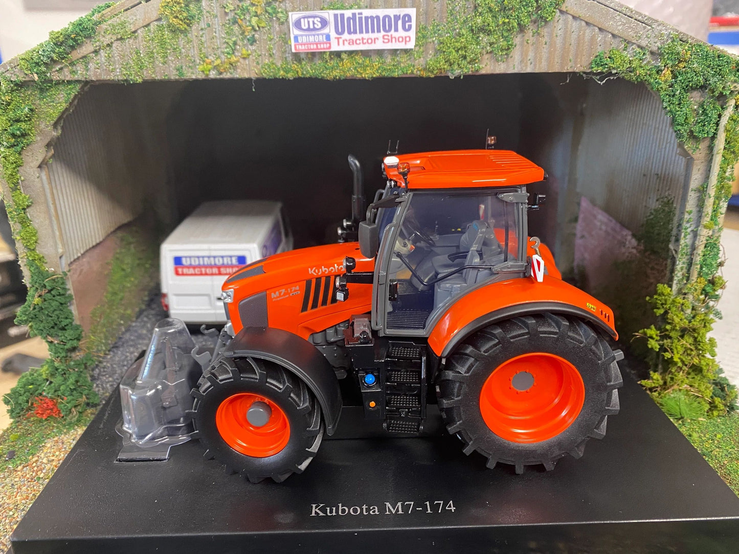 Universal Hobbies Kubota M7-174 Tractor BOXED 1:32 scale UH6727 Image