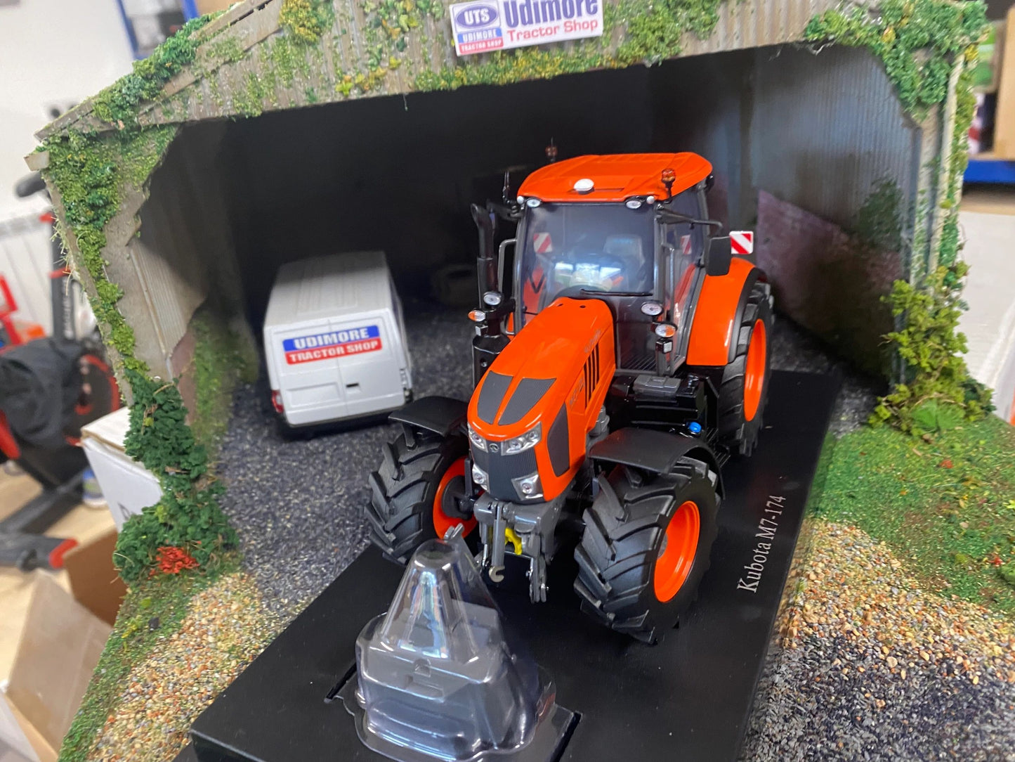 Universal Hobbies Kubota M7-174 Tractor BOXED 1:32 scale UH6727 Image 3