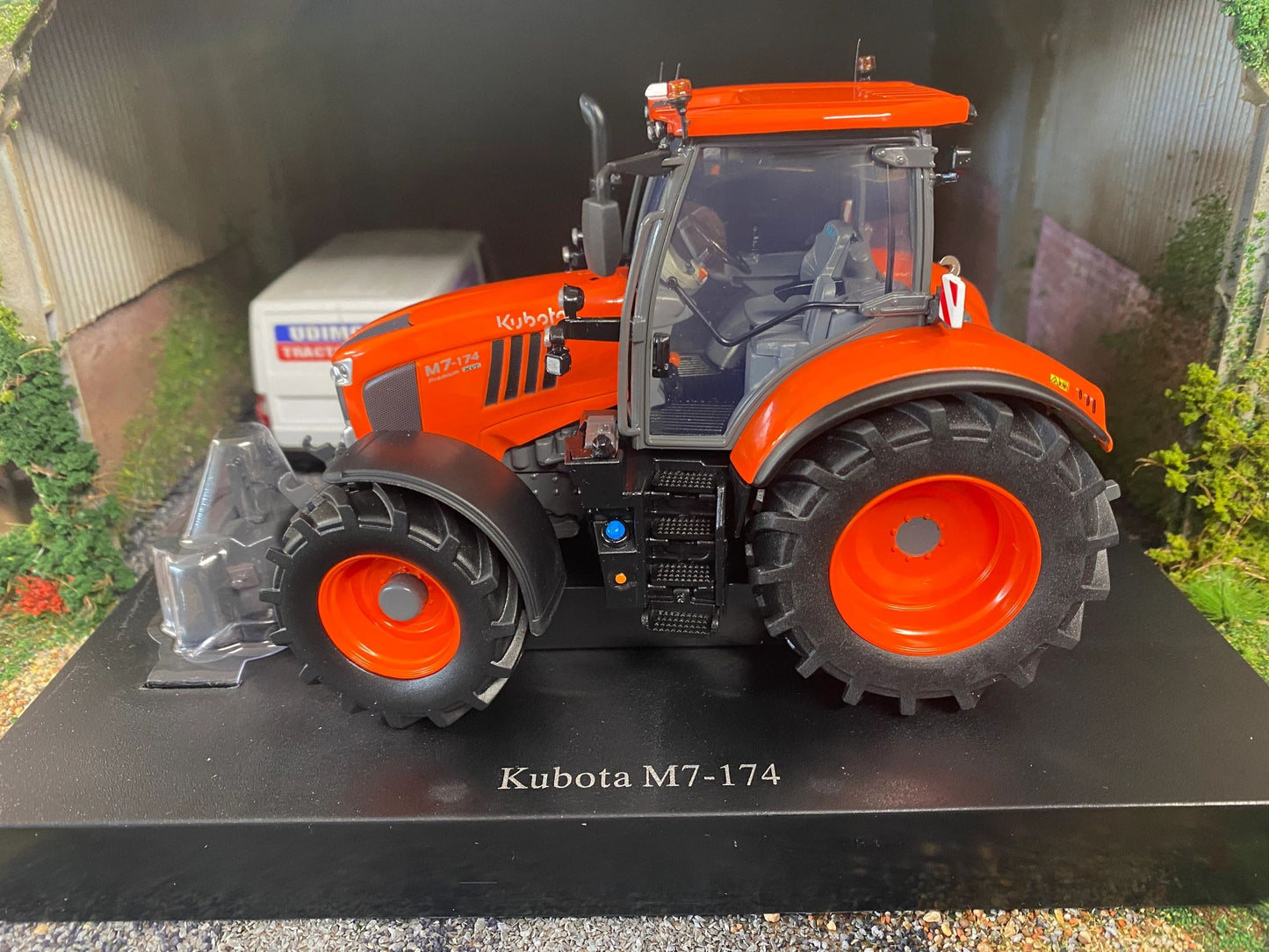 Universal Hobbies Kubota M7-174 Tractor BOXED 1:32 scale UH6727 Image 7