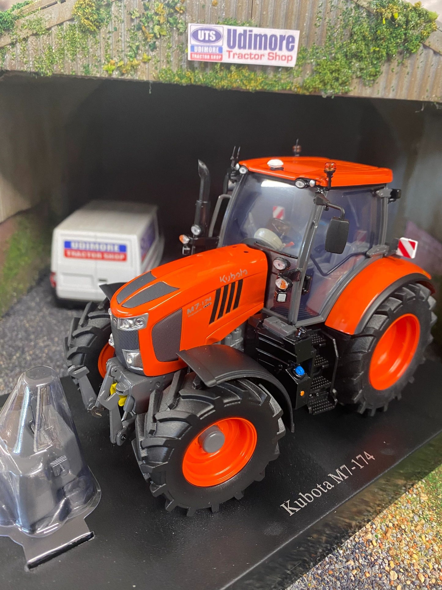 Universal Hobbies Kubota M7-174 Tractor BOXED 1:32 scale UH6727 Image 8