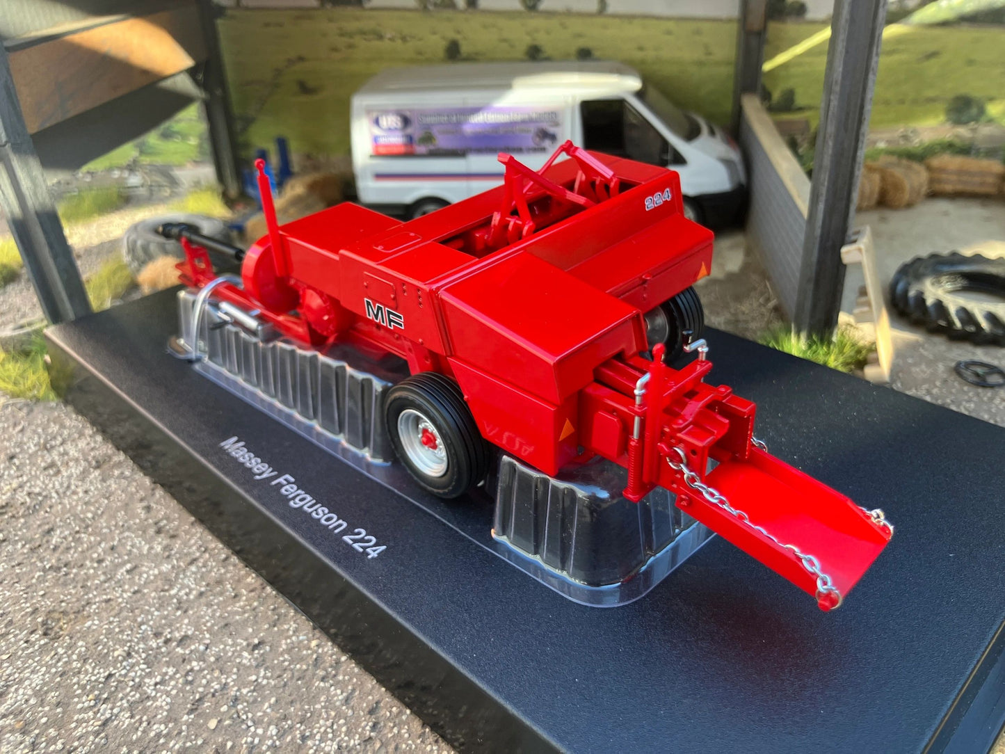 Universal Hobbies Massey Ferguson 224 Rectangular Baler BOXED 1:32 scale UH6775 Image 3