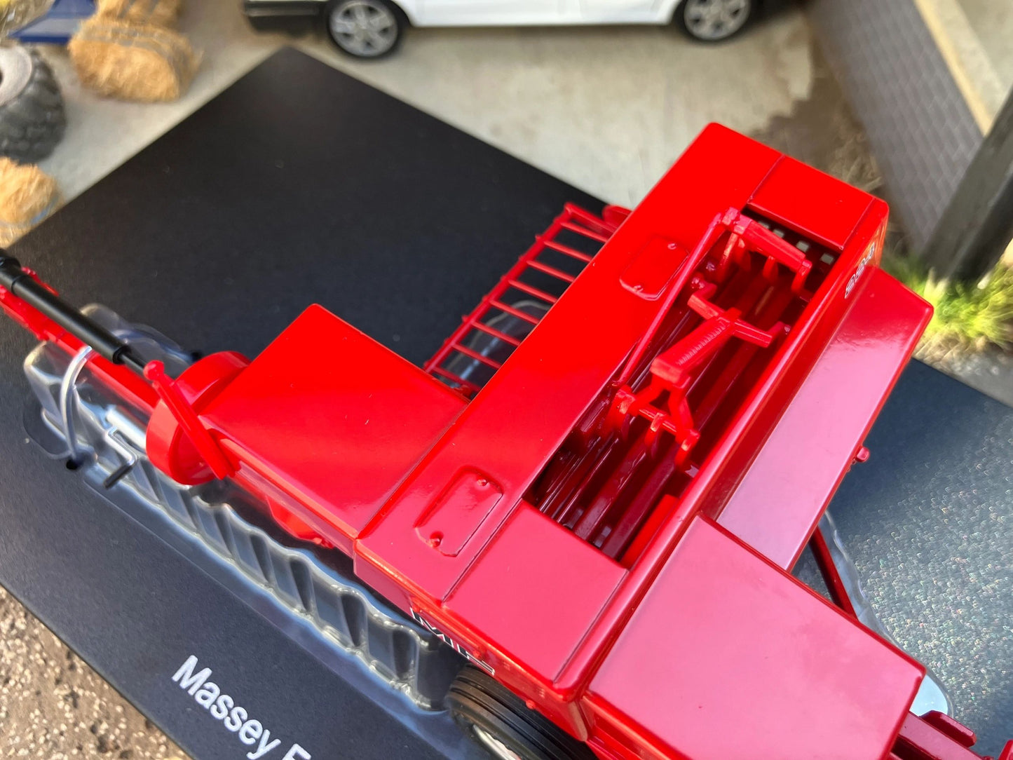 Universal Hobbies Massey Ferguson 224 Rectangular Baler BOXED 1:32 scale UH6775 Image 4