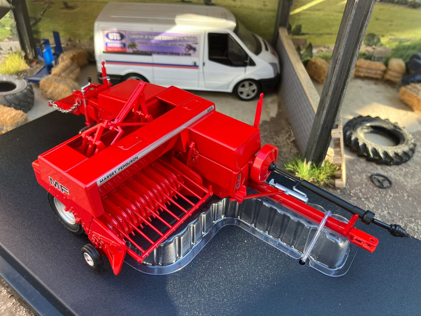 Universal Hobbies Massey Ferguson 224 Rectangular Baler BOXED 1:32 scale UH6775 Image 5