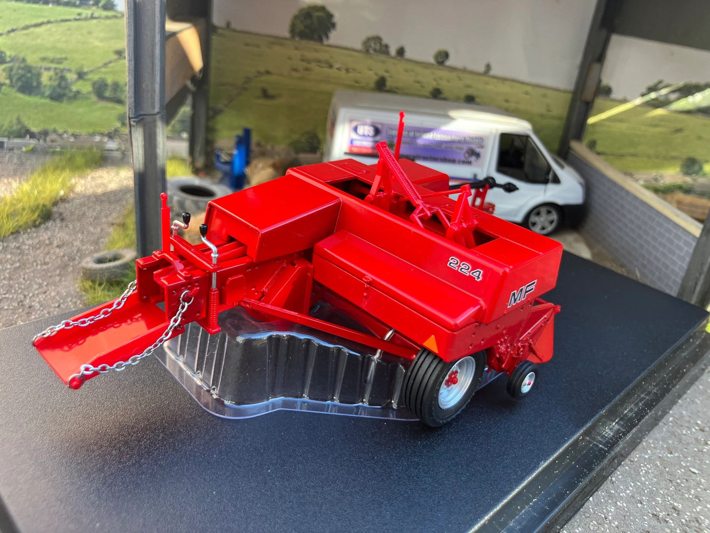 Universal Hobbies Massey Ferguson 224 Rectangular Baler BOXED 1:32 scale UH6775 Image 7