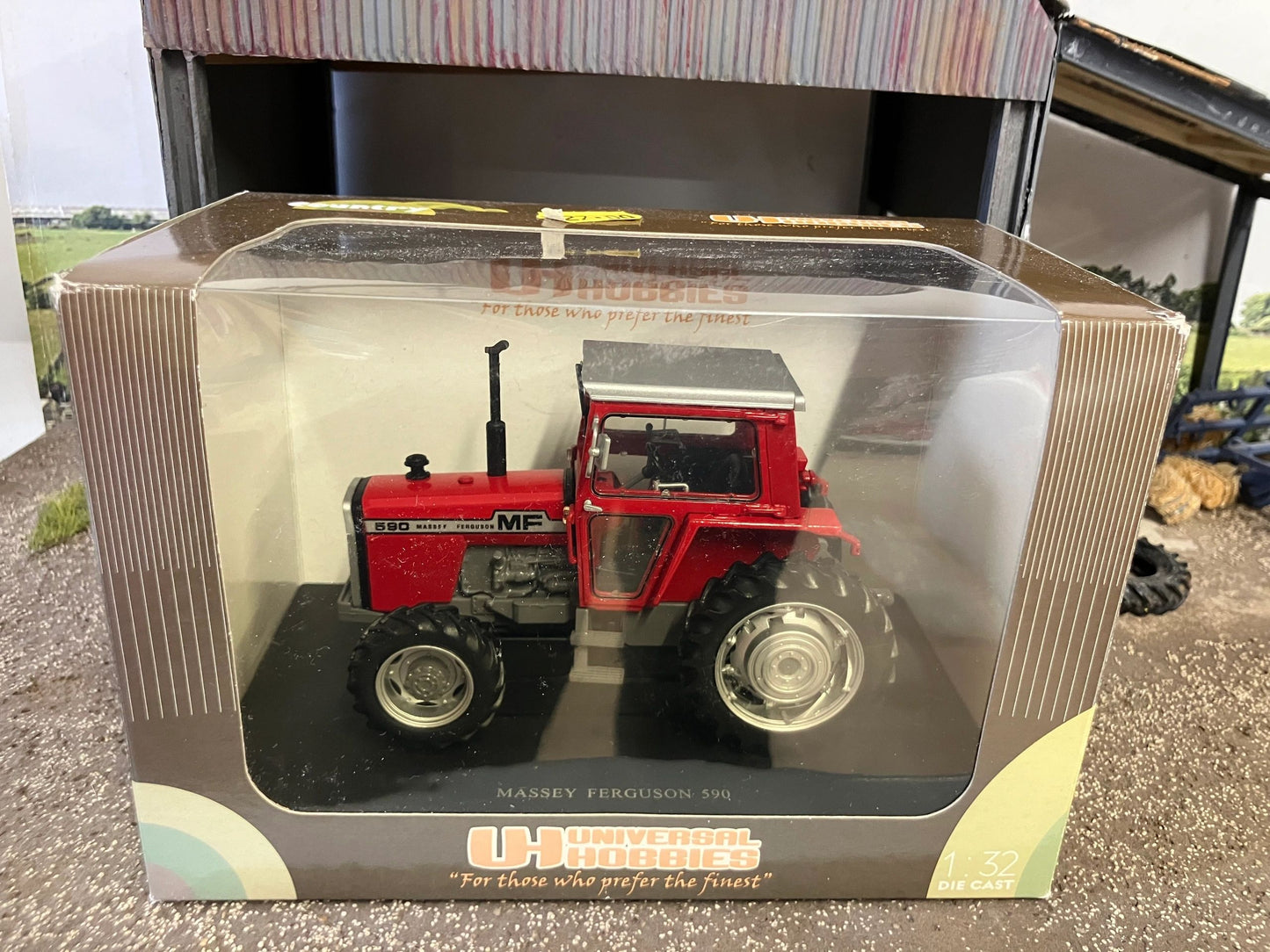 Universal Hobbies Massey Ferguson 590 1st release Tractor 1:32 scale Boxed UH2835 Image 4
