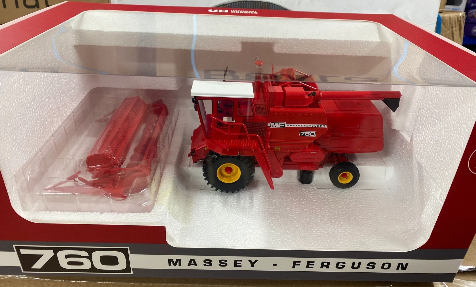 Universal Hobbies Massey Ferguson 760 Combine Harvester BOXED 1:32 scale UH6329 Image