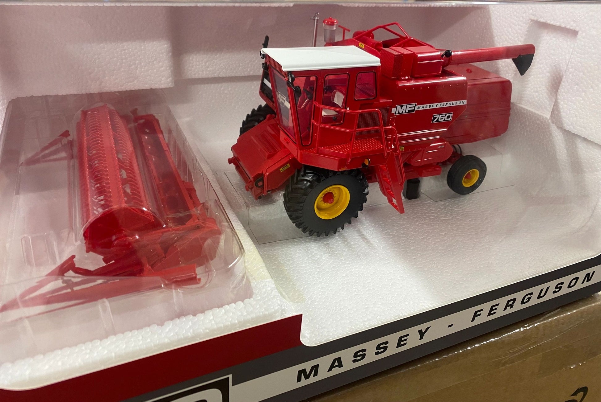 Universal Hobbies Massey Ferguson 760 Combine Harvester BOXED 1:32 scale UH6329 Image 2