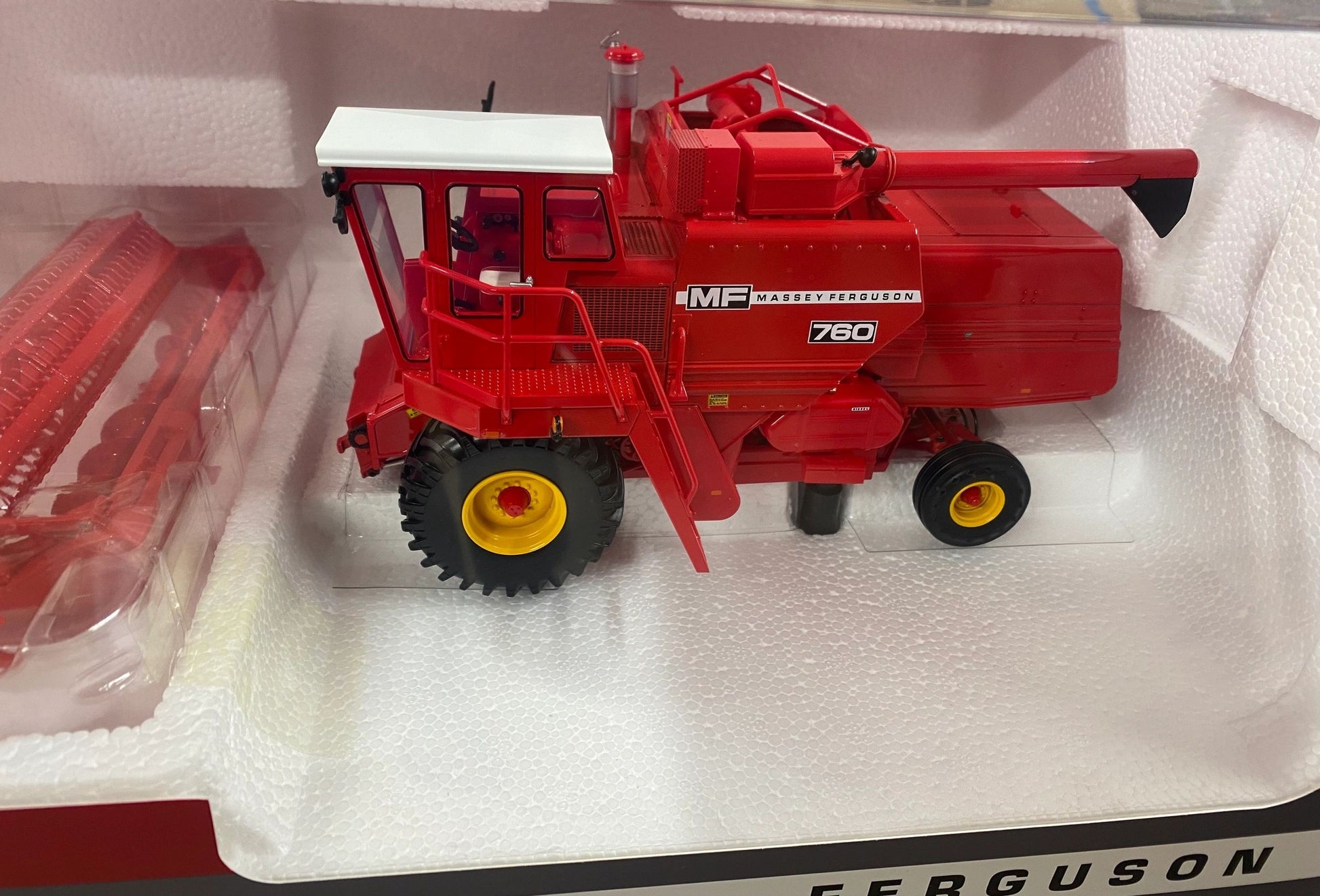 Universal Hobbies Massey Ferguson 760 Combine Harvester BOXED 1:32 scale UH6329 Image 3