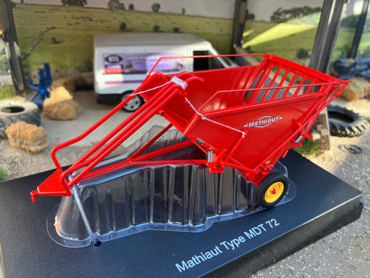 Universal Hobbies Mathiaut MTD 72 Bale Chase Trailer BOXED 1:32 scale UH6772 Image 2