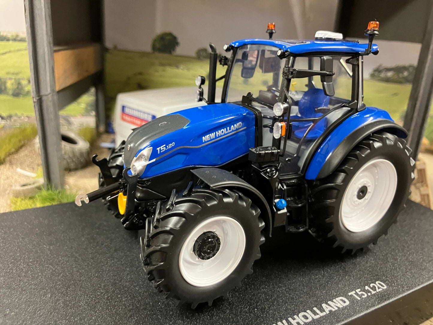 Universal Hobbies New Holland T5.120 dual command Tractor BOXED 1:32 scale UH6678 Image