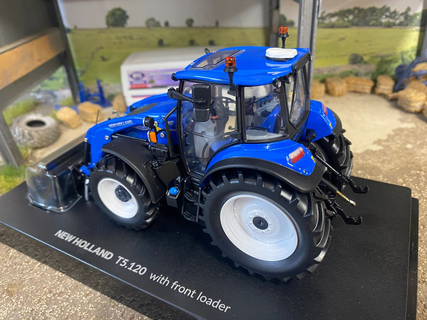 Universal Hobbies New Holland T5.120 dual command Tractor with front loader 655 BOXED 1:32 scale UH6682 Image 2