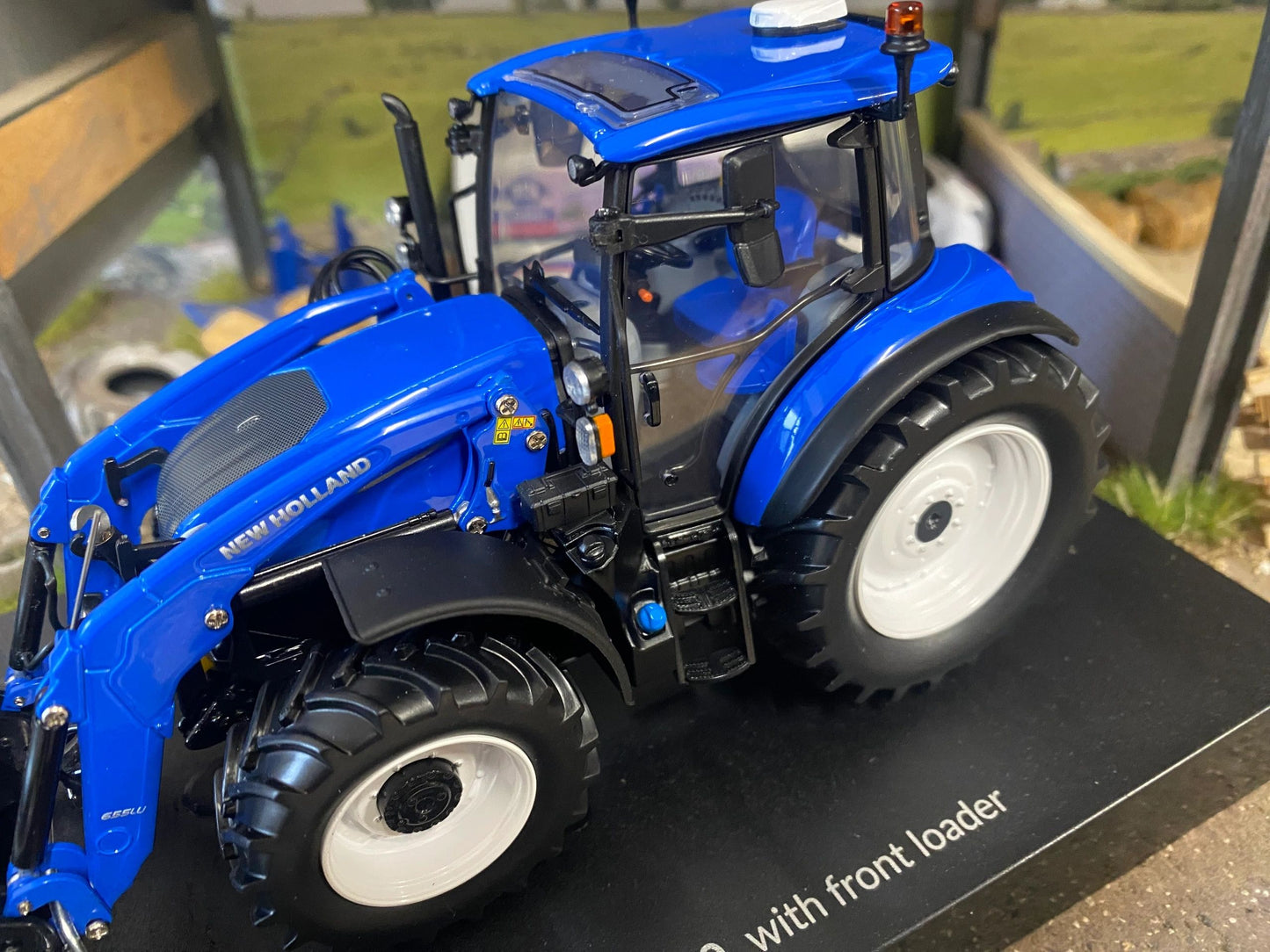 Universal Hobbies New Holland T5.120 dual command Tractor with front loader 655 BOXED 1:32 scale UH6682 Image 3