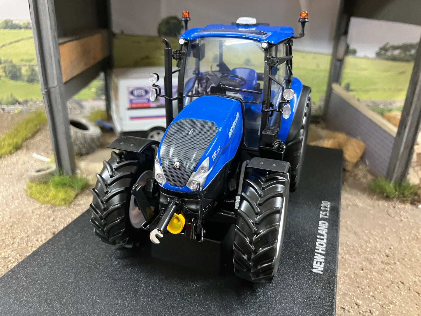 Universal Hobbies New Holland T5.120 dual command Tractor BOXED 1:32 scale UH6678 Image 4