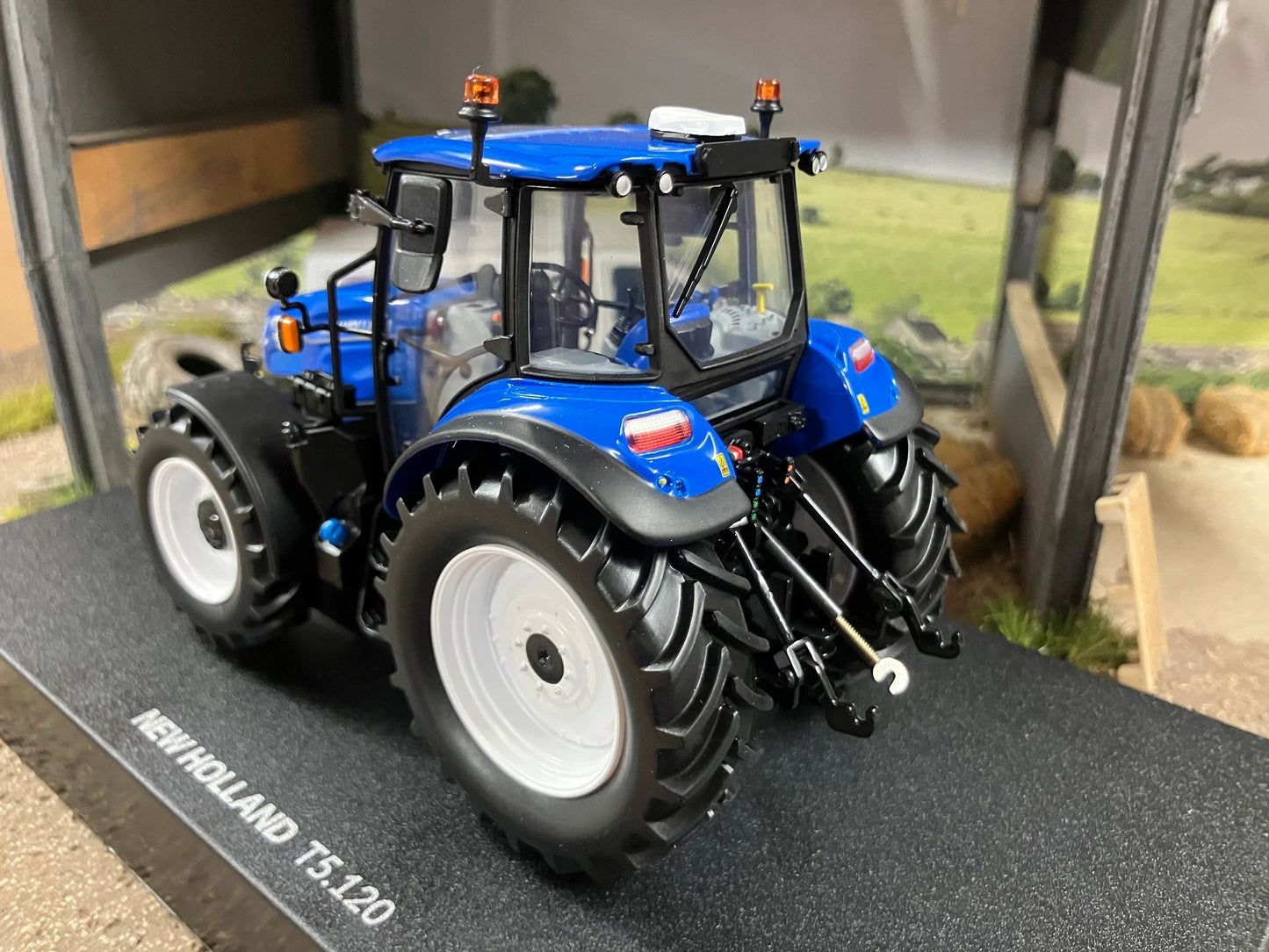 Universal Hobbies New Holland T5.120 dual command Tractor BOXED 1:32 scale UH6678 Image 5