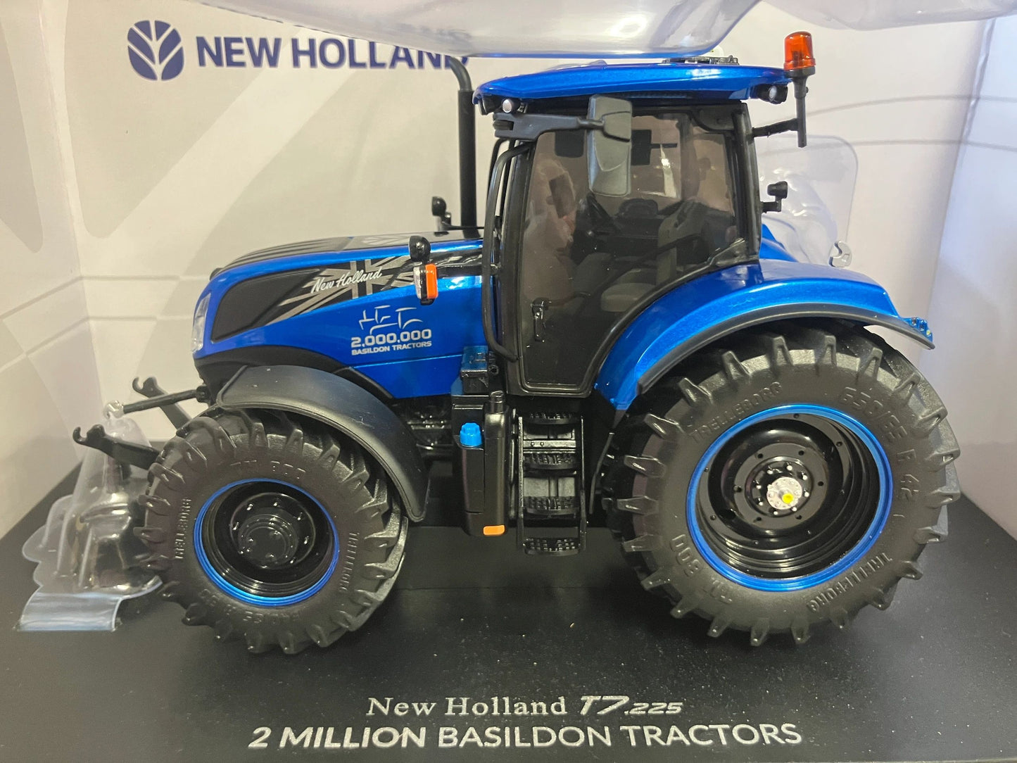 Universal Hobbies New Holland T7.225 Basildon 2 Millionth Tractor BOXED 1:32 scale UH6744 Image 4