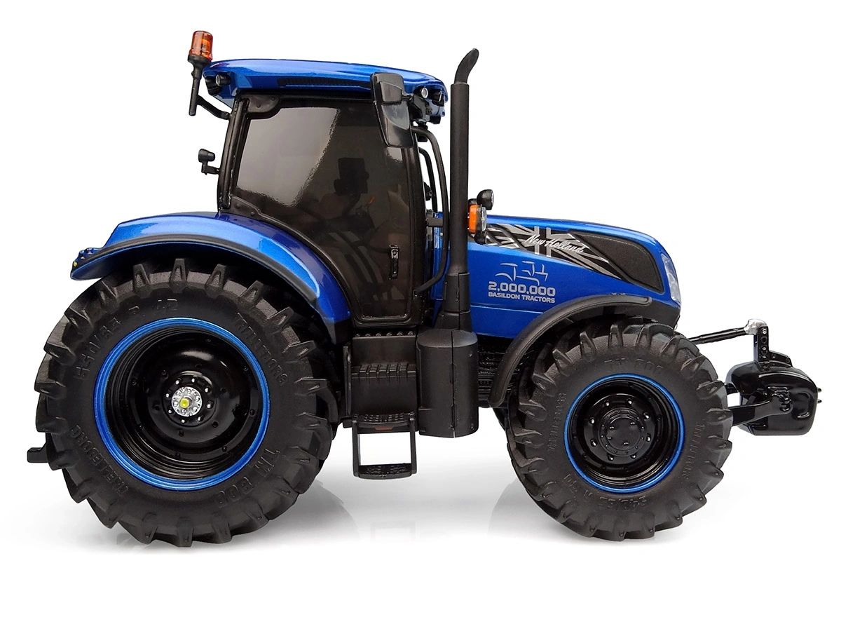 Universal Hobbies New Holland T7.225 Basildon 2 Millionth Tractor BOXED 1:32 scale UH6744 Image 6